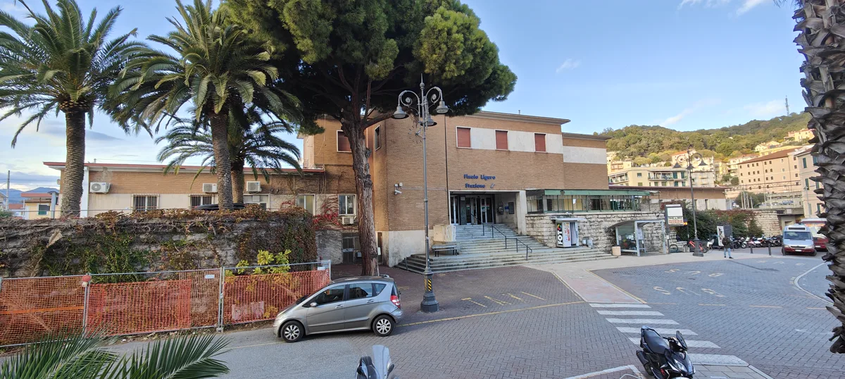 Bahnhof Finale Ligure Marina mit Palmen und Vorplatz