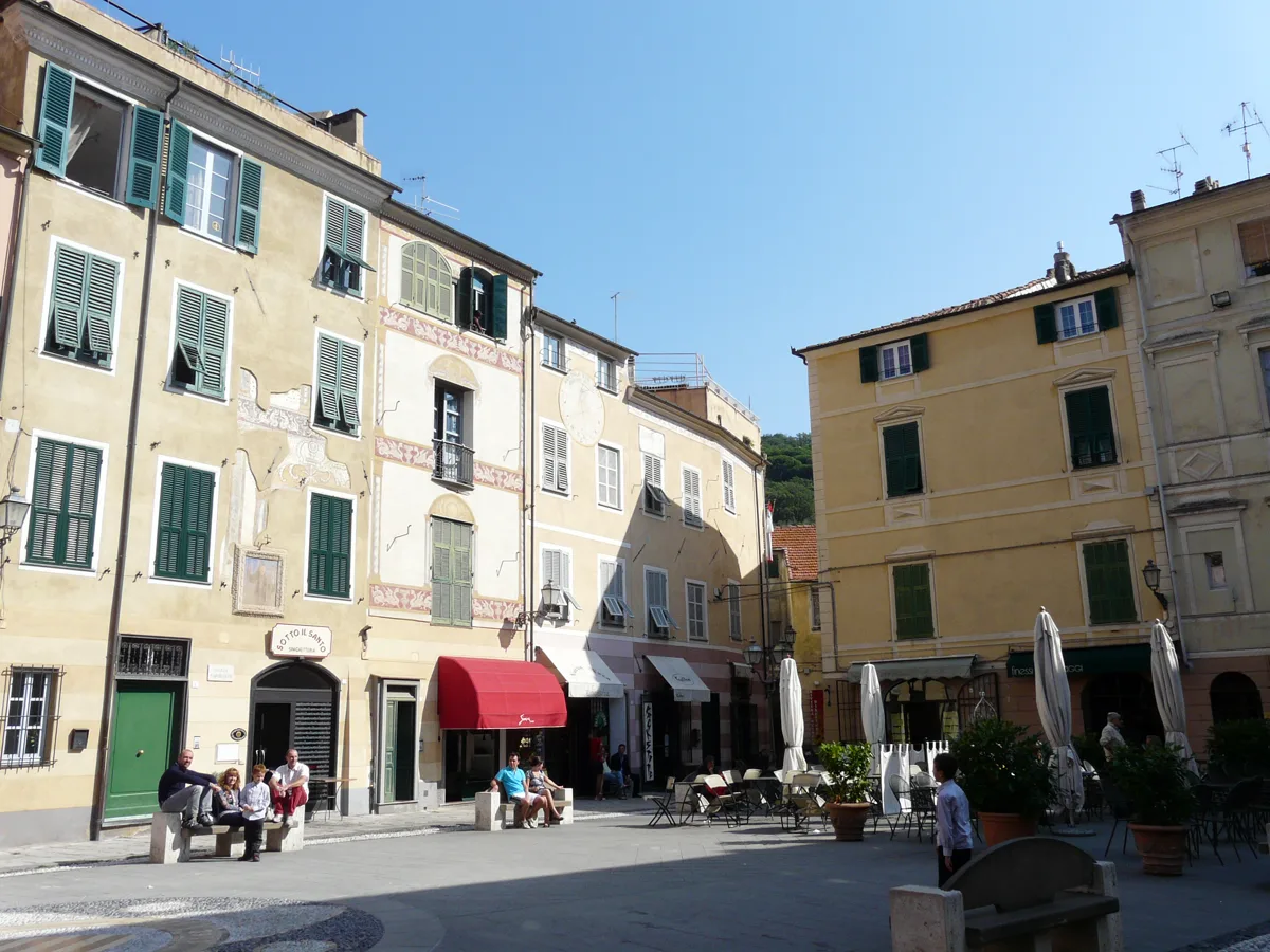 Historische Häuser an der Piazza Garibaldi in Finalborgo